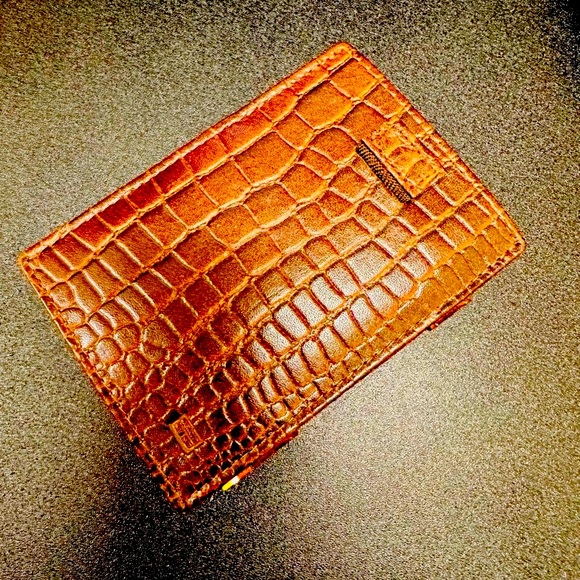 New Garzini majic wallet in brown color made of Croc leather up for sale. - Picture 6 of 7